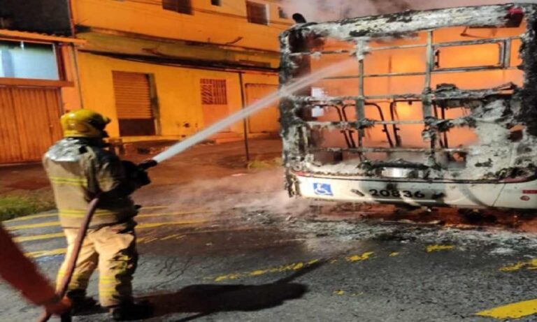 Fogo destrói ônibus depois de pane elétrica em Belo Horizonte