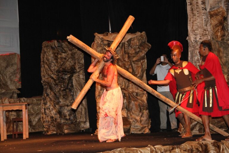 Encenação da paixão de Cristo tem tradição de 54 anos na Vila Amélia. Confira entrevista com integrantes do teatro, que ocorre dia 29