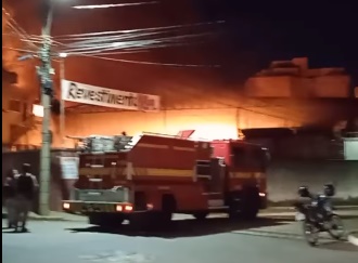 Áudio Repórter: Incêndio destrói depósito de material de construção em Itabira