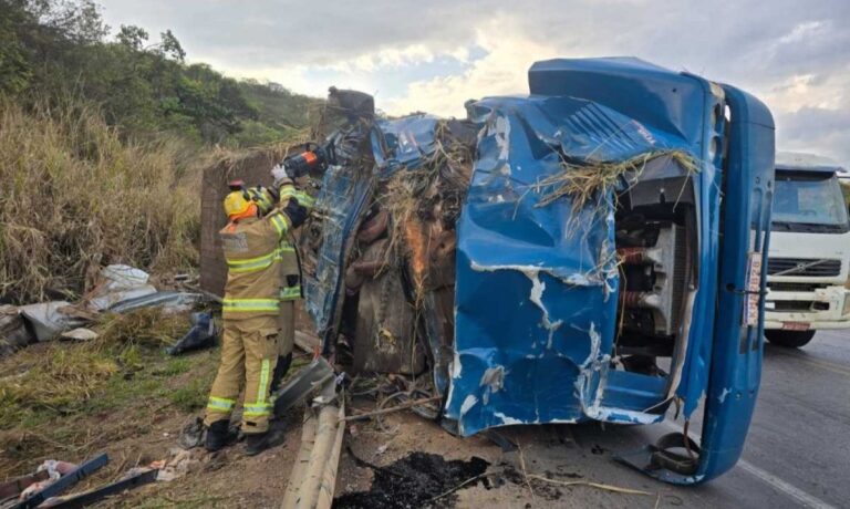 Motorista morre preso às ferragens após caminhão capotar em rodovia de MG