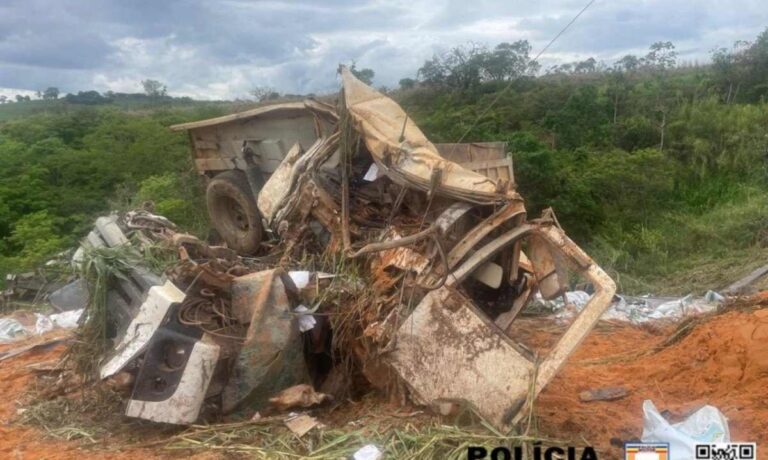 Acidente com caminhão sem freio e queda de ribanceira mata motorista