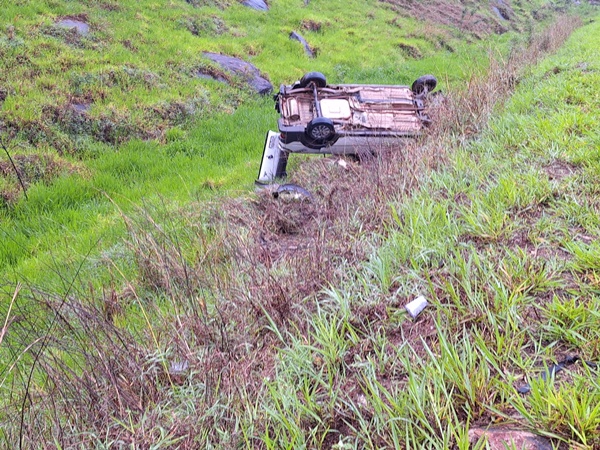 Carro cai em ribanceira com cerca de 10 metros próximo ao voo livre em Itabira