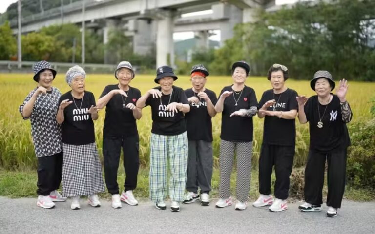 Idosas de 80 anos aprendem a ler e a fazer rap, demonstrando alegria de viver