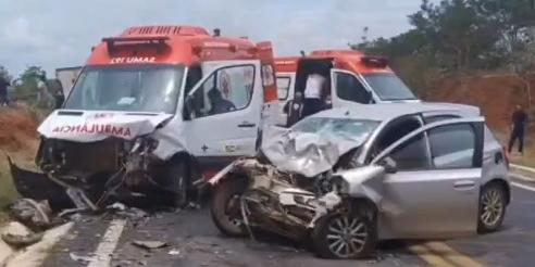  Batida entre ambulância do Samu e carro deixa 2 mortos e 2 feridos no interior de Minas