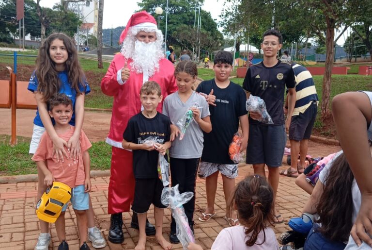 Com direito a Papai Noel e distribuição de brinquedos, ‘Projeto Criança Feliz’ percorre bairros de Itabira