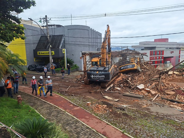 Afundamento de maquina assusta durante demolição de casarão