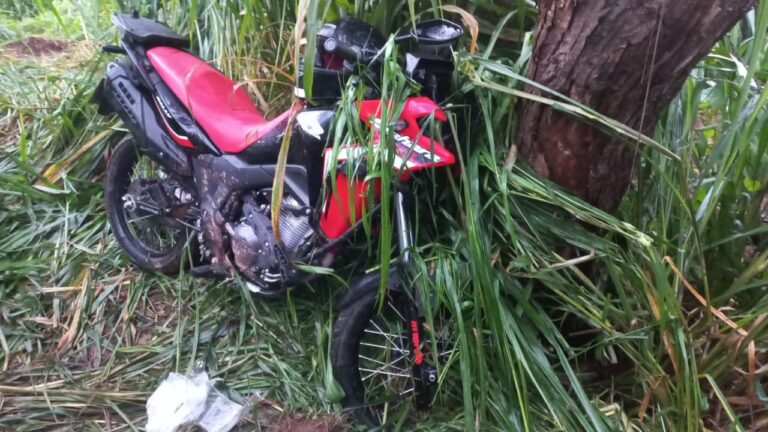 Motociclista se acidenta, aciona Sevor e é levado a hospital com suspeita de fratura, em São Gonçalo