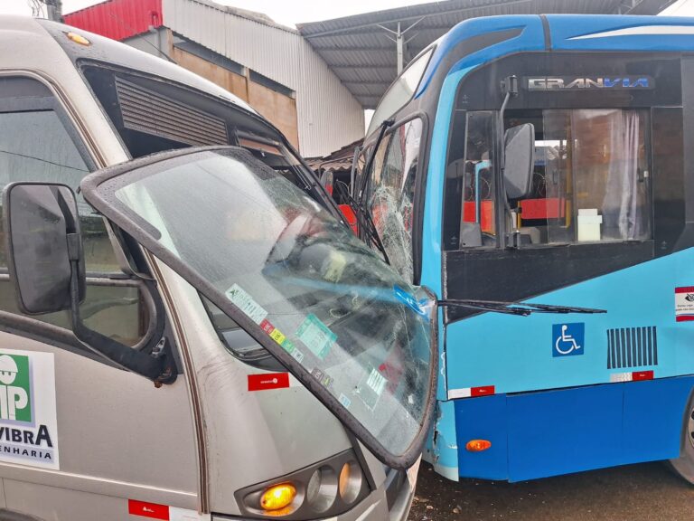 Duas pessoas ficam feridas em acidente entre micro-ônibus e coletivo no bairro Fênix