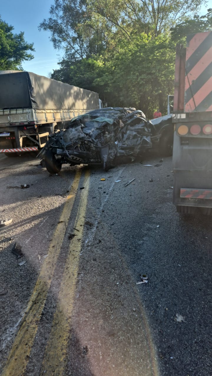 Três pessoas morrem após colisão entre carreta e veículo na BR-381, em João Monlevade