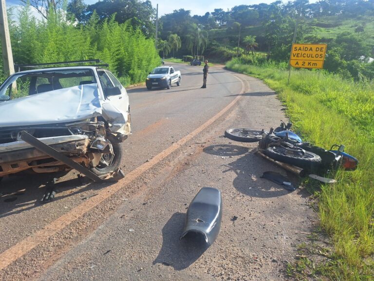 Acidente frontal entre carro e motocicleta deixa feridos na rodovia AMG-1210, em Itabira