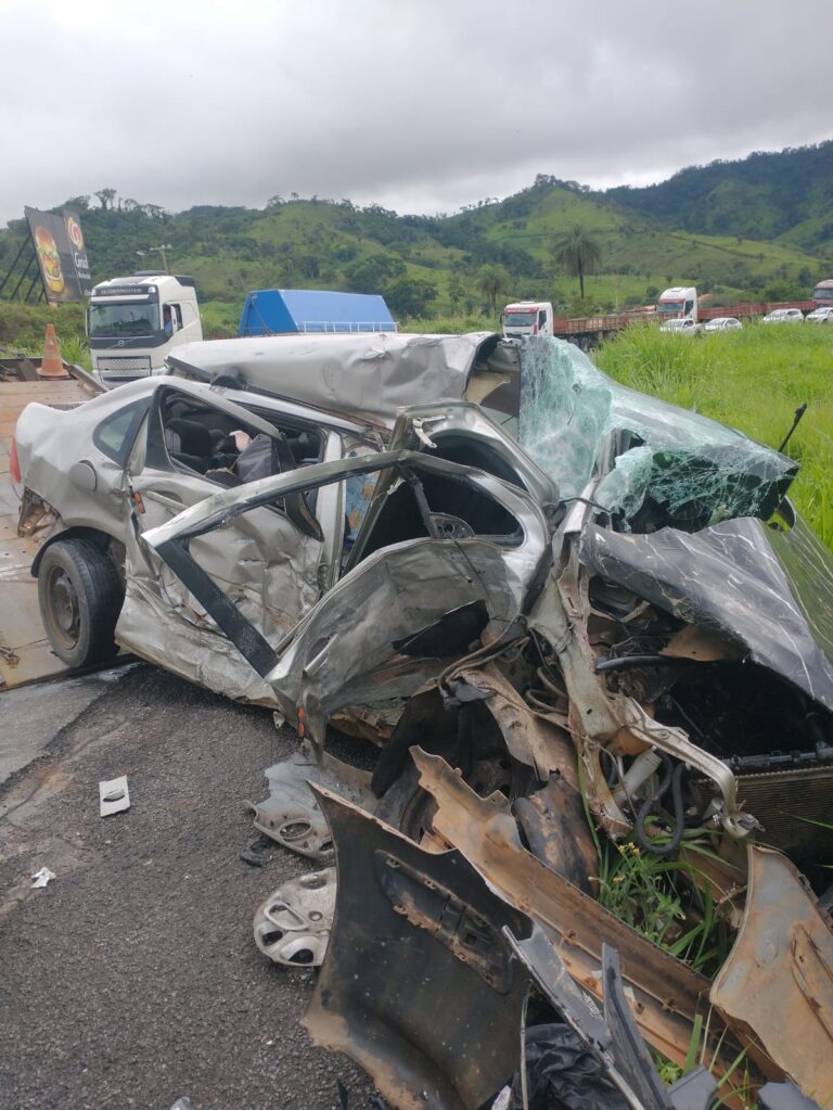 Uma pessoa morre e duas ficam feridas em batida entre carro e carreta na BR-381, na região de Monlevade