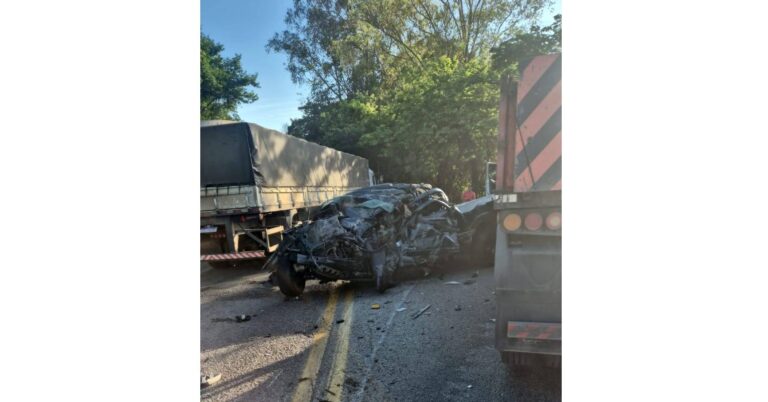 Três pessoas morrem após colisão entre carreta e veículo na BR-381, em João Monlevade