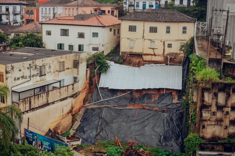 Prefeitura se pronuncia sobre interdição por risco de desabamento no centro de Itabira