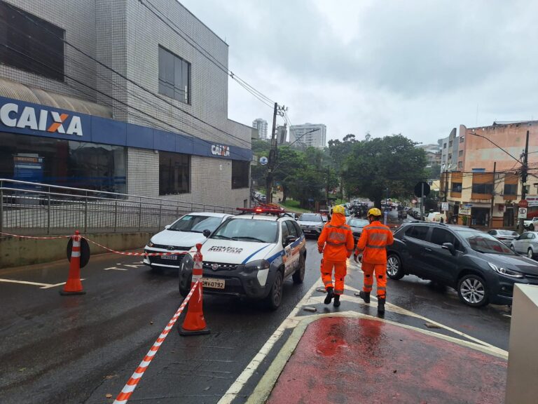 Barranco cede ao lado da Caixa Econômica e autoridades interditam prédio e lojas no centro de Itabira