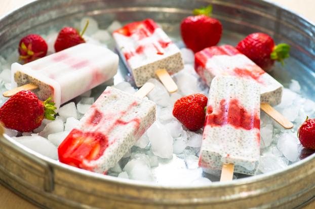 Receita Fácil Pontal FM: Picolé de iogurte gredo com frutas é a sobremesa gelada saudável para curtir o verão sem sair da dieta