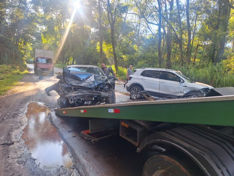 Três pessoas ficam feridas em colisão frontal na estrada 105, em Itabira