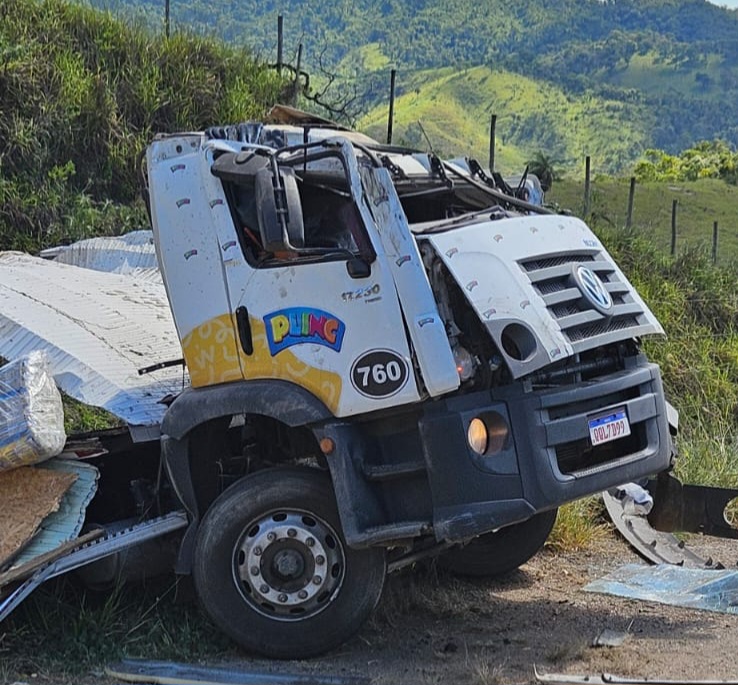 Motorista de caminhão carregado com pipocas sofre acidente no trecho conhecido como Corte de Pedras