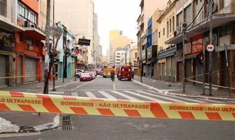 Incêndio em prédio na 25 de Março interdita rua nesta segunda-feira