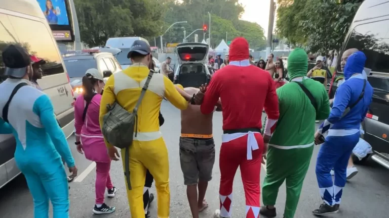 Policiais disfarçados de Power Rangers prendem suspeito com 7 celulares em bloquinho na Zona Sul de SP