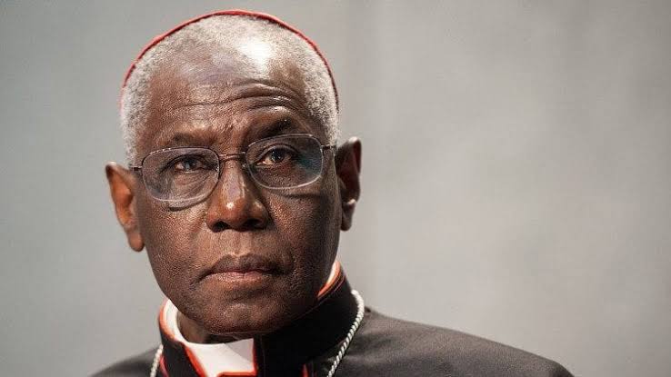 Um dos cotados para suceder Francisco, africano Robert Sarah seria primeiro papa negro