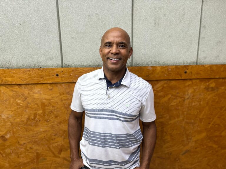 Há mais de 15 anos, experiente professor mantém projeto gratuito de karatê no bairro Gabiroba