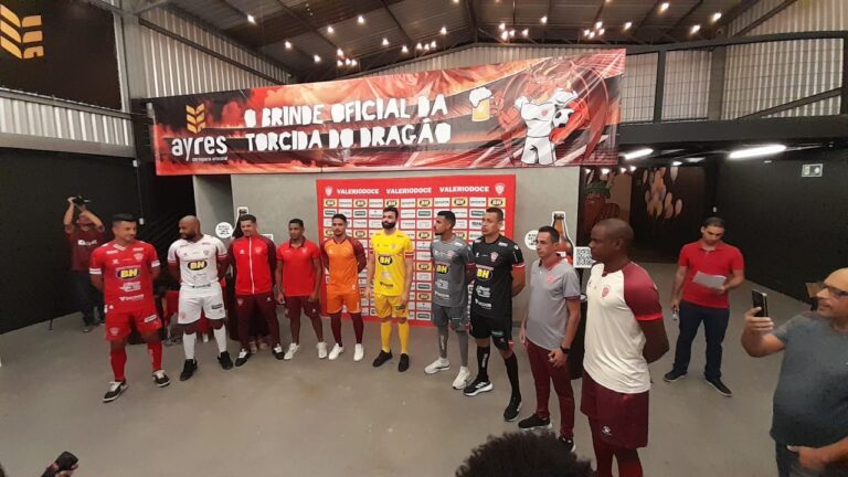Valério apresenta novos uniformes para temporada; ingressos para próxima partida estão à venda