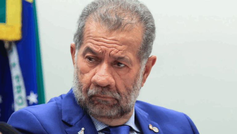 Lupi pede demissão do Ministério da Previdência após escândalos sobre fraudes no INSS