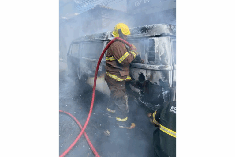 Veículo que transportava medicamentos é destruído por incêndio após princípio de fogo no motor, em Januária