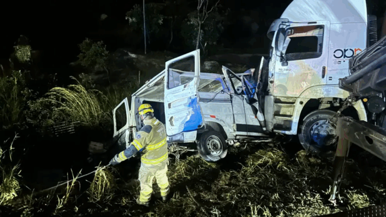 Batida entre carreta e van na BR-251 mata nove pessoas e fere dez no Norte de Minas