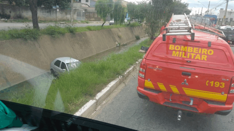 Carro cai em córrego de Contagem e três pessoas ficam feridas