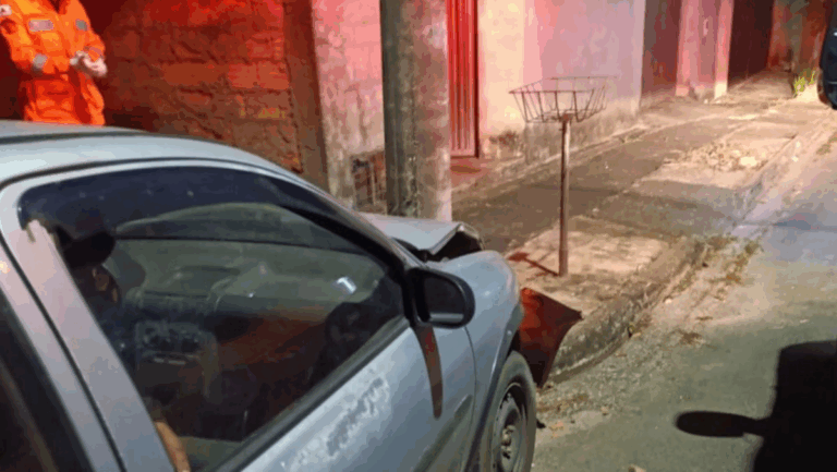 Homem inabilitado bate carro em poste e é encontrado dormindo no veículo pelos bombeiros