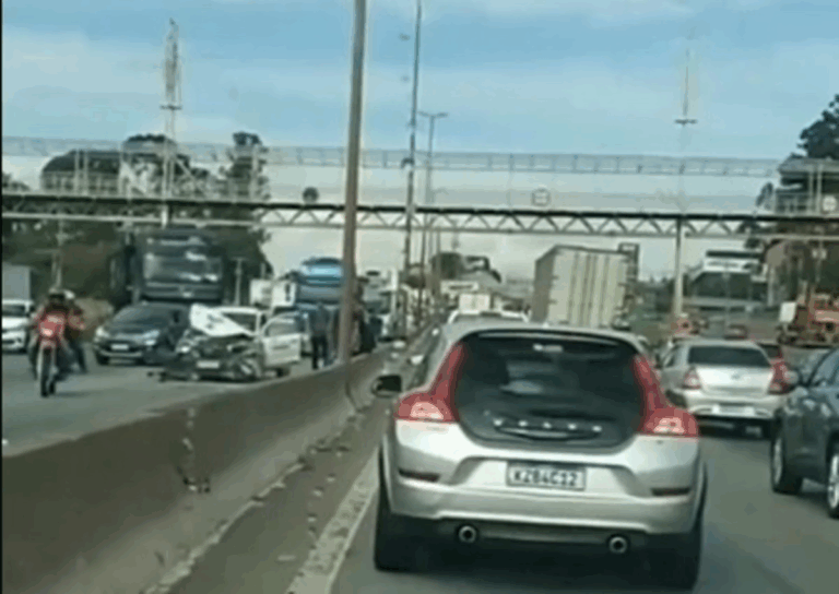 Carreta arrasta carro, e outros sete veículos se envolvem em acidente no Anel Rodoviário, em BH