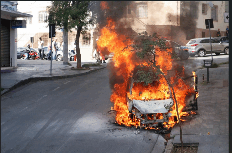 Carro estacionado pega fogo e mobiliza os bombeiros em BH; veja imagens