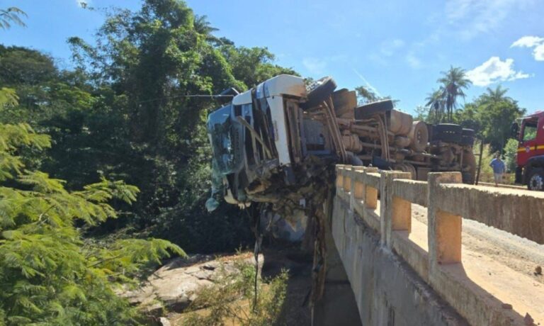 carreta tomba, jovem cai em rio e sofre fratura exposta