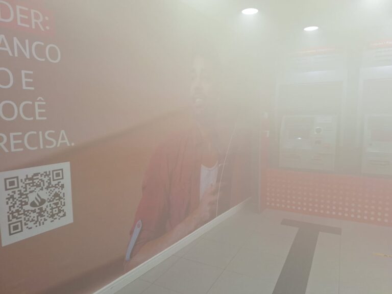 Grande quantidade de fumaça mobiliza bombeiros e policiais ao Banco Santander, em Itabira