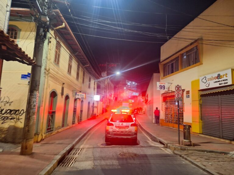 Grande quantidade de fumaça mobiliza bombeiros e policiais ao Banco Santander, em Itabira