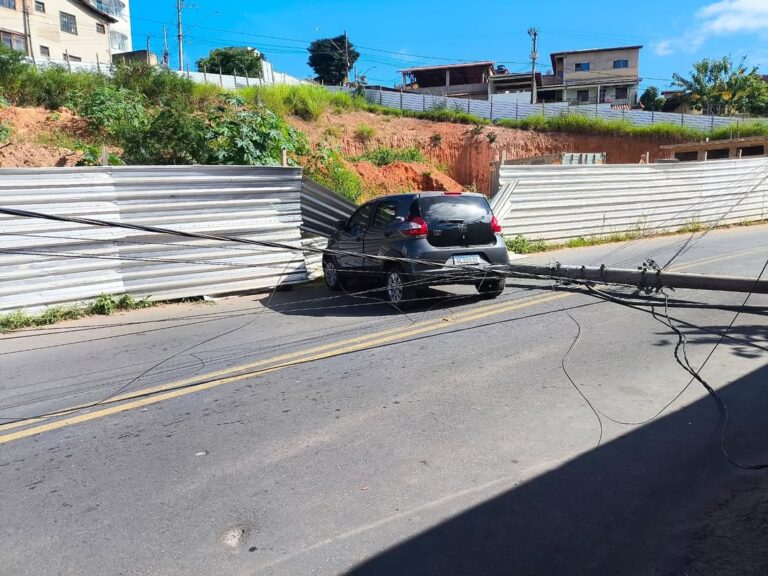 Itabira: Mulher perde o controle da direção do veículo e bate em poste