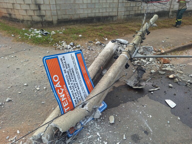 Motorista cochila, perde o controle do veículo e bate contra poste, que fica totalmente destruído em Itabira