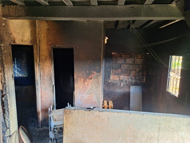 Família que perdeu tudo em incêndio no bairro Bela Vista precisa de ajuda imediata