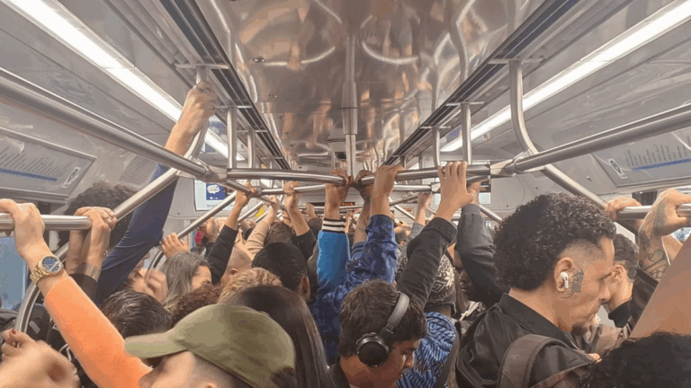 Além de demora, metrô de BH tem retenção e queixas sobre obras em horário de pico