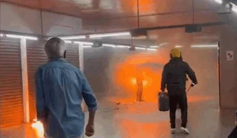 Morre homem que ateou fogo ao próprio corpo na estação de metrô em SP