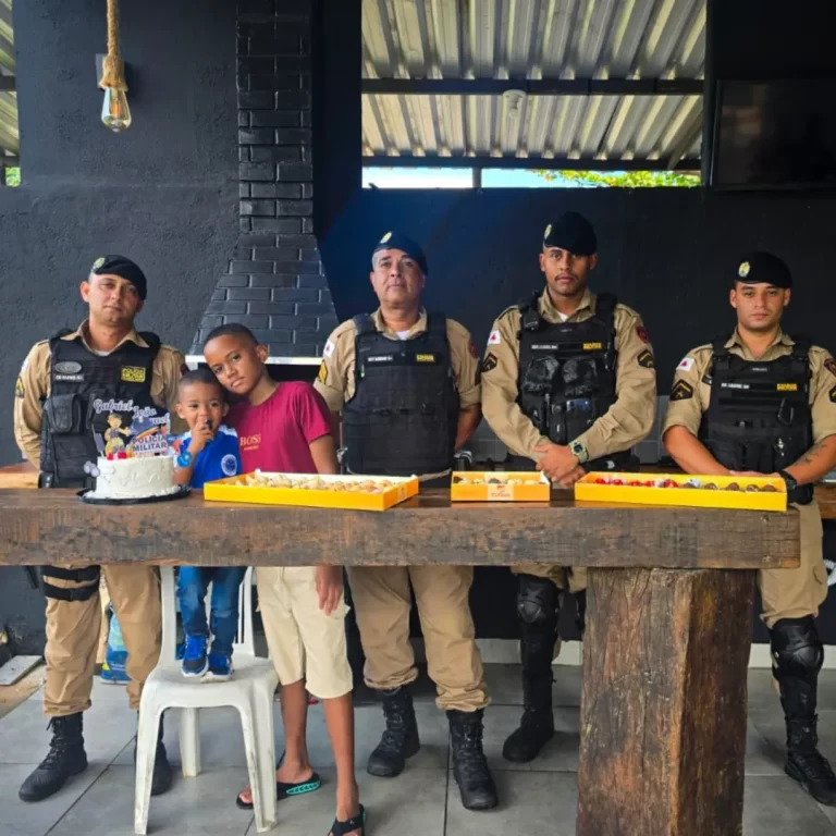 Pequenos fãs da Polícia Militar comemoram nova idade ao lado de seus ídolos