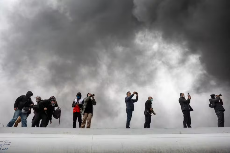 ‘Dia vira noite’ em Teerã: Ataques de Israel a depósitos de combustível geram alerta de chuva ácida