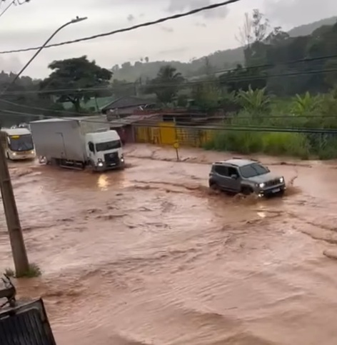 Chuva intensa causa alagamento na MG-129 e assusta motoristas em Itabira