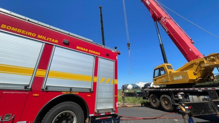 Carreta com 60 mil litros de etanol tomba na BR-153 e mobiliza força-tarefa por risco de explosão