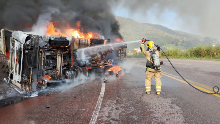 Carreta tomba e pega fogo na br-381 no trecho de Caeté sentido BH