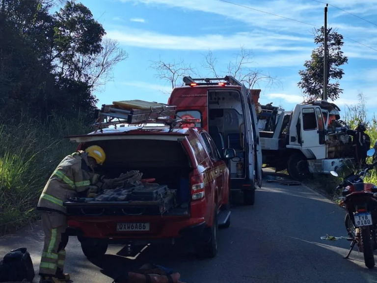 Colisão entre caminhões próximo ao aterro sanitário deixa motorista ferido