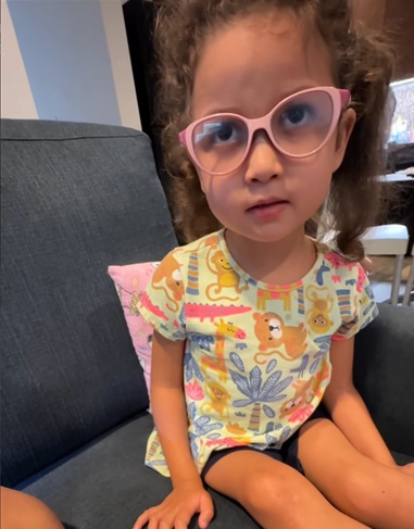 Mãe de Julinha relata perda de visão da filha e impacto no emocional da menina: “Não enxerga nem a gente nitidamente”