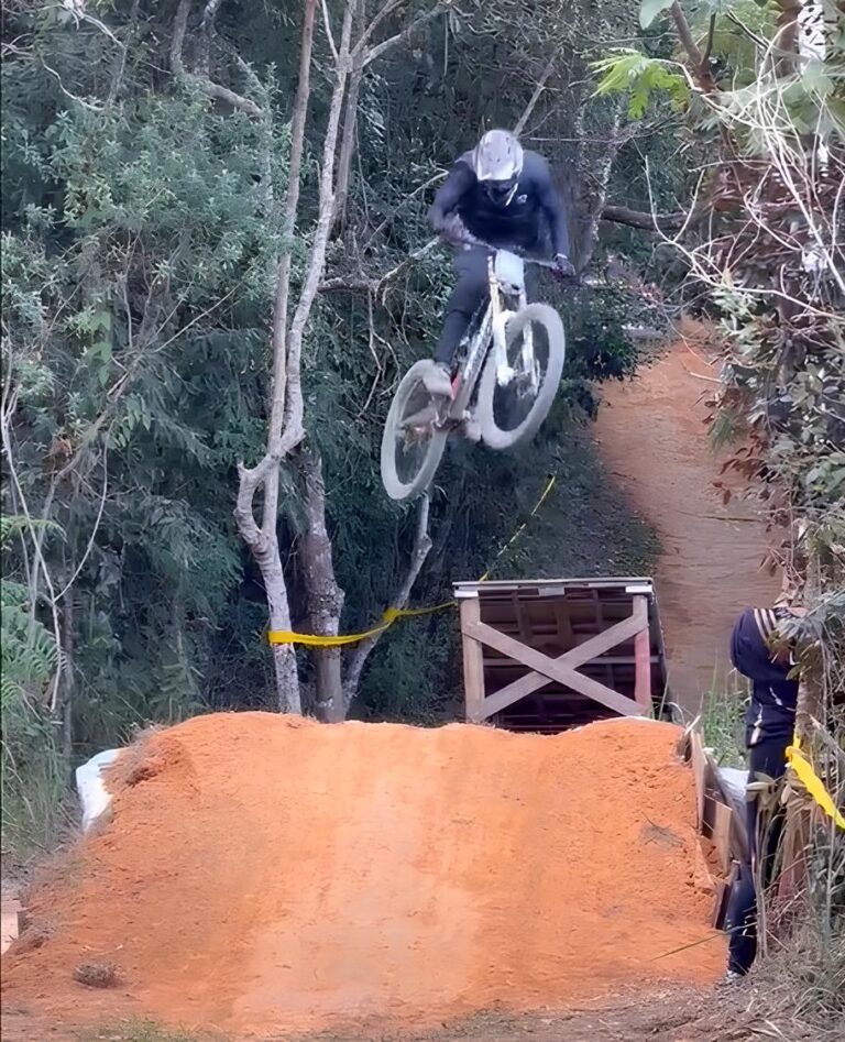 Mesmo sem pódio no Pico do Ibituruna, itabirano Thalyson Junior já mira próxima etapa; veja vídeo da participação