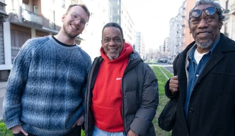Trio Migrazioni lança single “Mapa do Não-Lugar” em homenagem ao centenário de Milton Santos, intelectual e geógrafo brasileiro